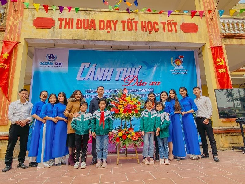 Thầy cô hệ thống Anh ngữ quốc tế Ocean Edu Văn Giang và BGH, học sinh Trường TH&THCS Phụng Công.